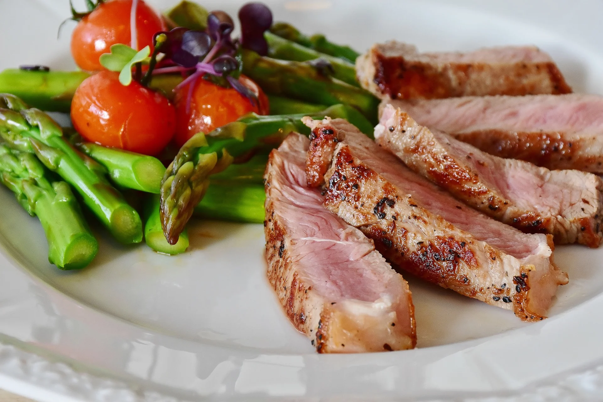 vlees met asperges en cherrytomaten