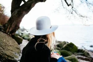 vrouw zit bij water