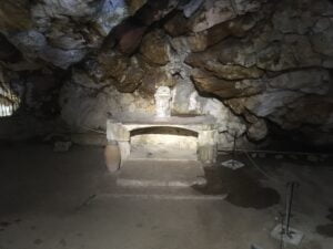 beneden bij La Grotte de Sainte Marie-Madeleine in Saint-Maximin-la-Sainte-Baume