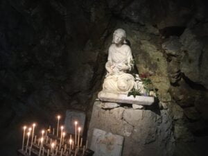 Maria Magdalena beeld in La Grotte de Sainte Marie-Madeleine in Saint-Maximin-la-Sainte-Baume