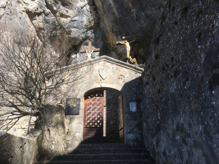 poort van La Grotte de Sainte Marie-Madeleine in Saint-Maximin-la-Sainte-Baume