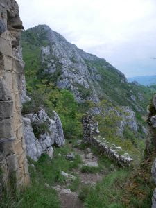 Château de Roquefixade muren en rotsen