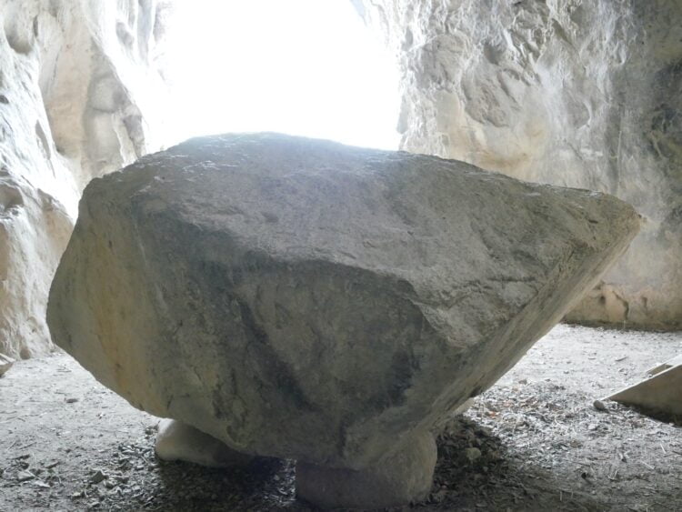 Katharen inwijdingsgrot 3: steen die als altaar functioneerde