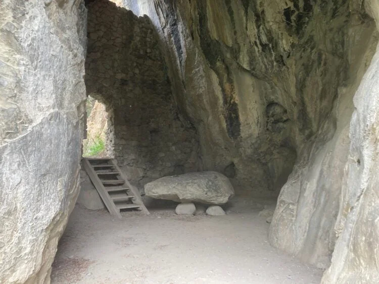Katharen inwijdingsgrot 3: entree met grote steen (altaar) en trap