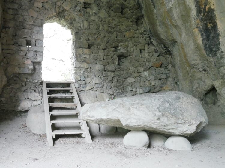 Katharen inwijdingsgrot 3: ingang met trap en steen (altaar)