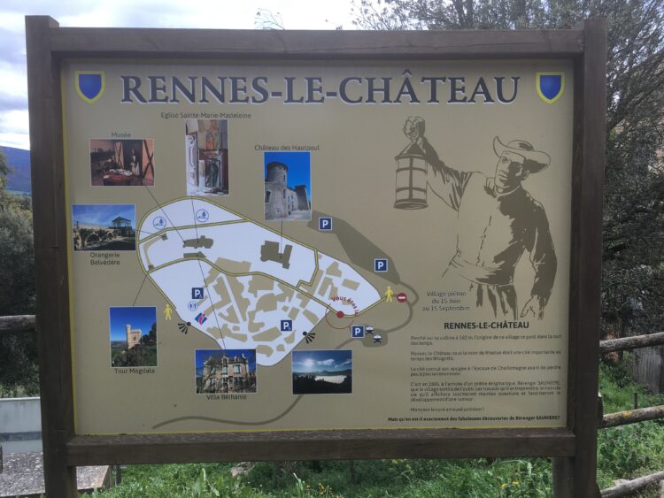 Informatiebord over wat er in Rennes-le-Château te bezichtigen is