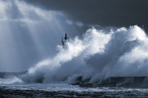 storm op zee met toren