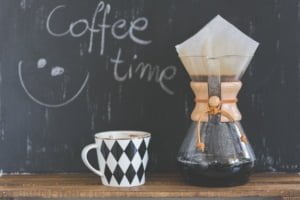'coffee time' staat geschreven op een schoolbord
