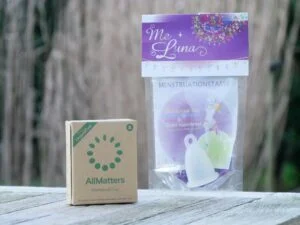 verpakking van menstruatiecup AllMatters en Me Luna Classic met ring