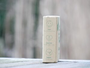 zijkant verpakking menstruatiecup AllMatters; easy (wear for up 12 hours), healthy (no BPA, latex or dyes), green (minimal waste)