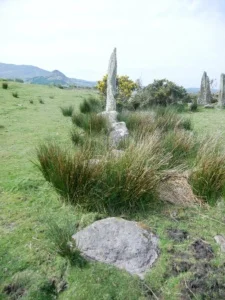 Ardgroom stone circle: rij van stenen die naar de steencirkel loopt