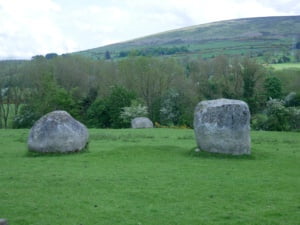 Athgreany stone circle: buitenste steen met stenen uit de steencirkel