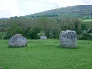 Athgreany stone circle: buitenste steen met stenen uit de steencirkel