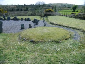 Drumskinny stone circle: cairn met rij stenen