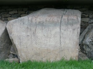Knowth kerbstone 51 met spiraal