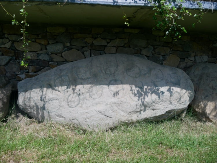 Knowth kerbstone met rondjes