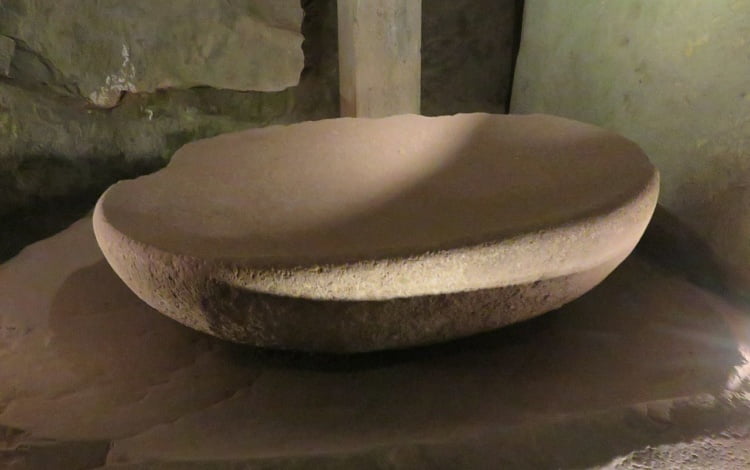 newgrange uitgeholde steen (bassin)