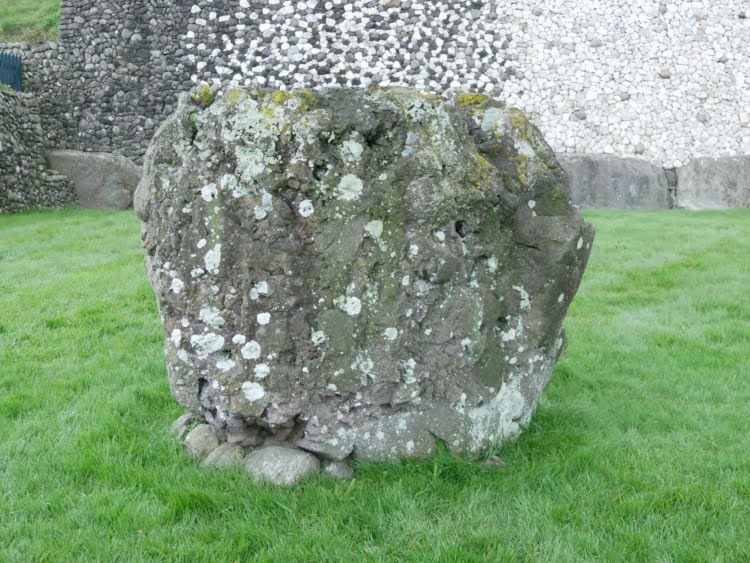 Newgrange steen uit steencirkel