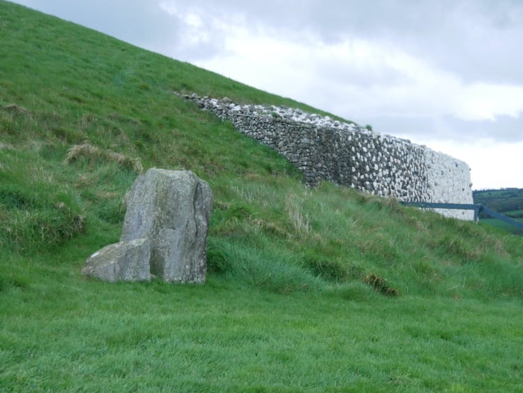 Newgrange vanaf de zijkant met een steen
