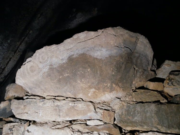 fourknocks tomb steen met cirkel graveringen