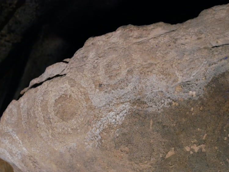 fourknocks tomb steen met cirkels close up