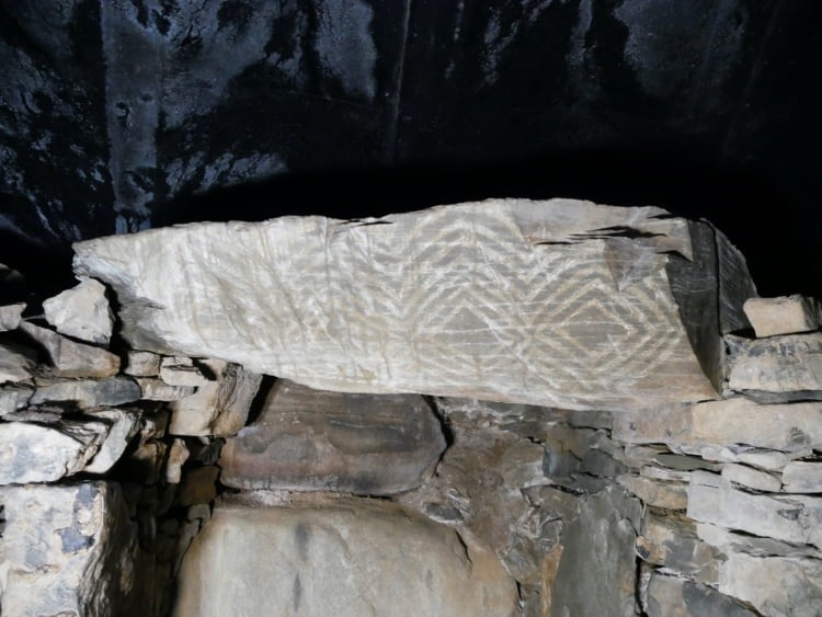 fourknocks tomb steen met graveringen: diamantvorm