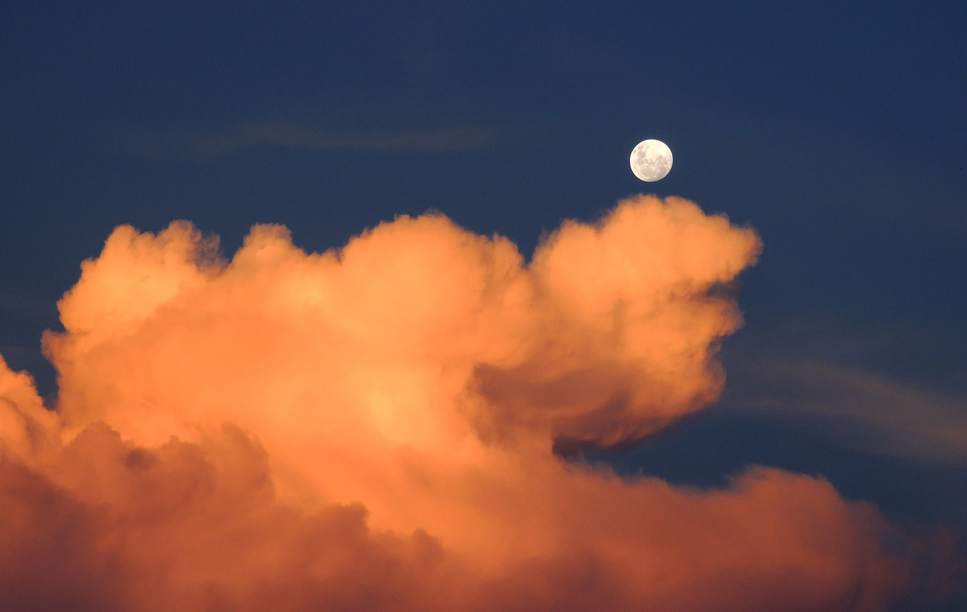 volle maan met oranje wolk