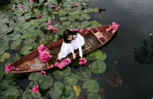 vrouw zit in boot