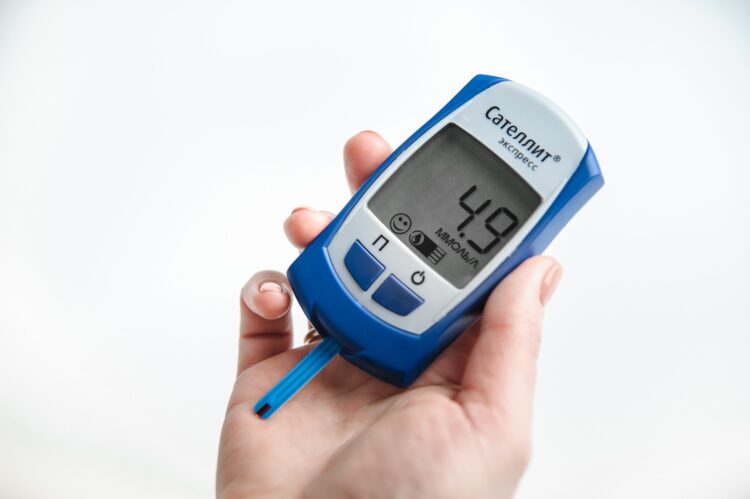 glucosemeter met waarde 4,9