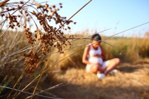 zwangere vrouw en plant